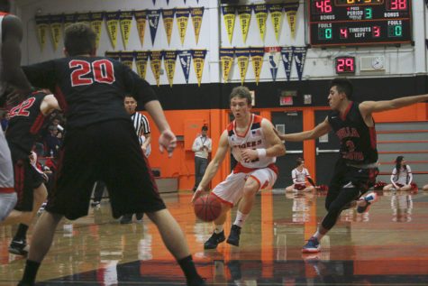 DEPORTES: Baloncesto: El equipo Freshman y Varsity perdieron contra Whitney, mientras que JV ganó