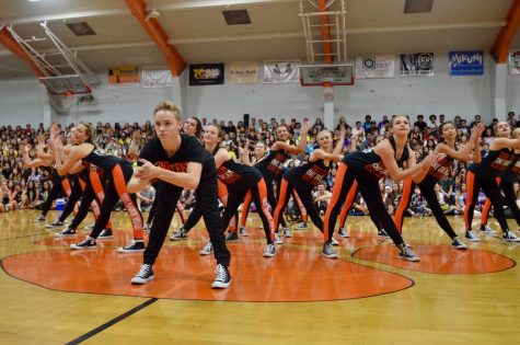 Students participate in first-day festivities in rallies, Senior Sunrise