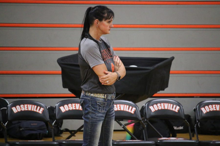 After+going+through+three+coaches+in+the+past+four+years%2C+the+girls+volleyball+team+welcomed+a+new+face+to+the+court%2C+Kelly+Hart.+Hart+previously+coached+volleyball+at+Lincoln+High+School+for+five+years+